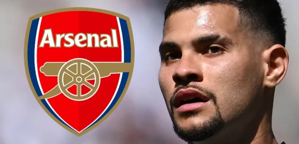 Futbolchi Arsenal logosi oldida suratga olingan