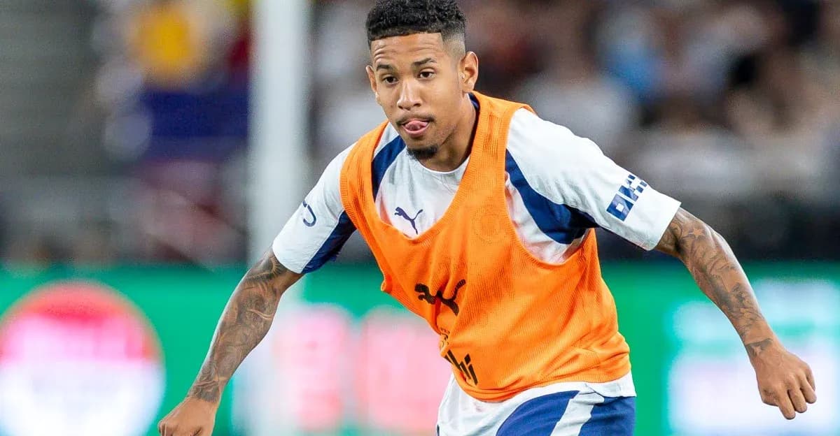 Futbolchi mashg'ulotda, to'p bilan harakatda