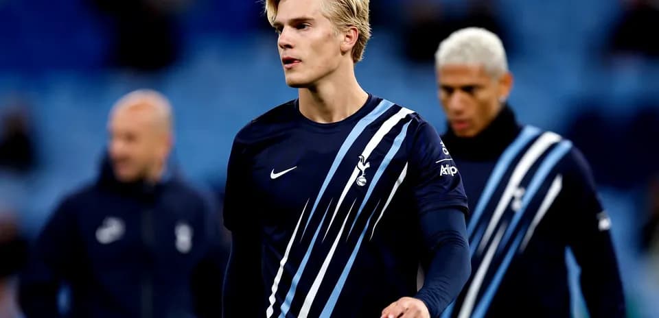 Futbolchilar maydonga chiqishga tayyorlanmoqda