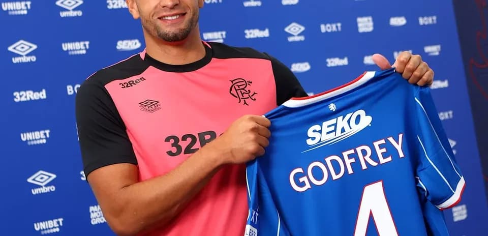 Futbolchi Godfrey yangi formasi bilan tasvirlangan