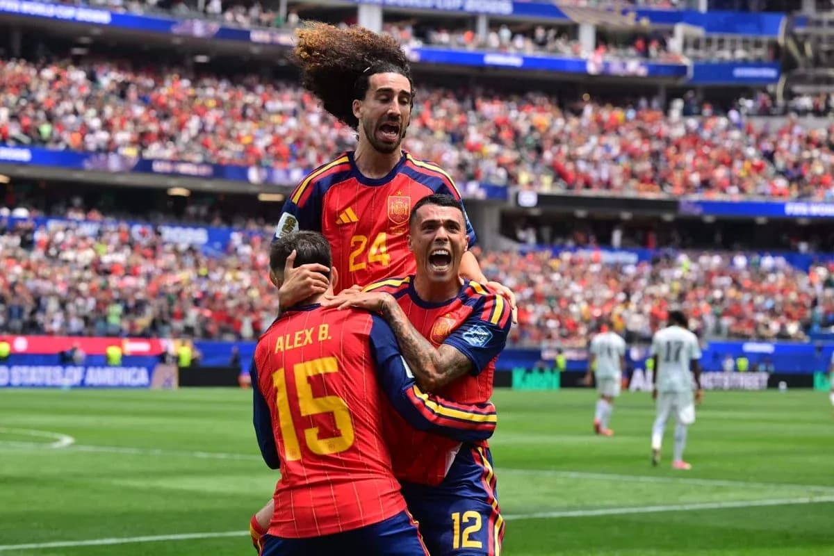 Ispaniya futbolchilari gol urishdan keyin nishonlayapti