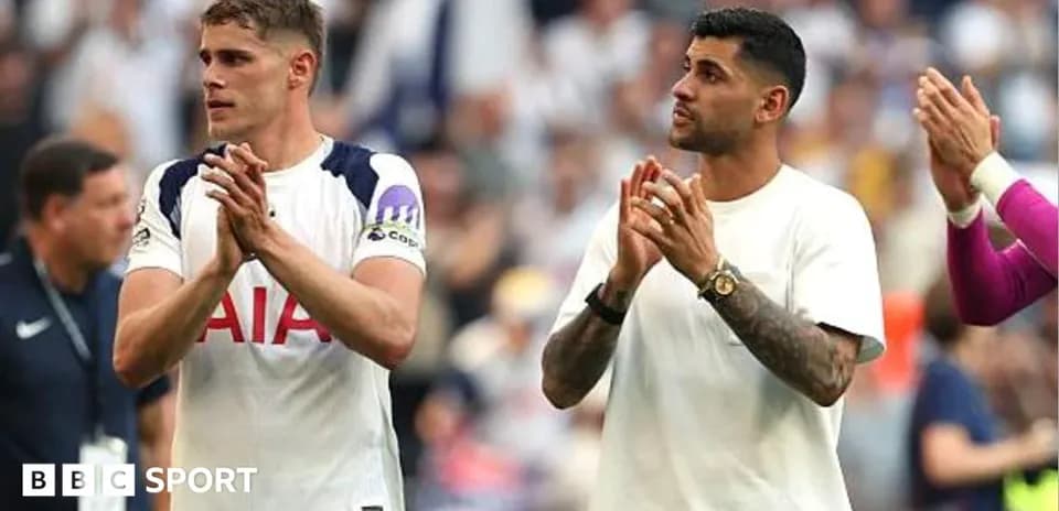 Tottenham players applauding fans after the match