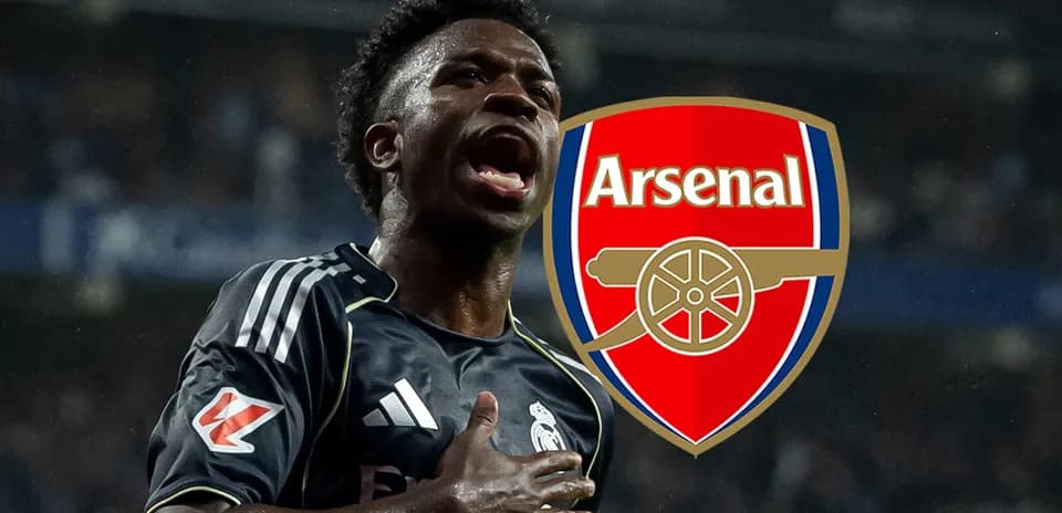 Futbolchi o'yinida Arsenal logosi bilan