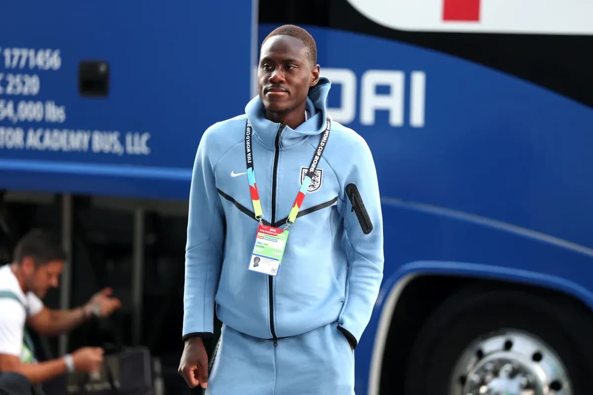 Futbolchi jamoa avtobusi oldida turgan