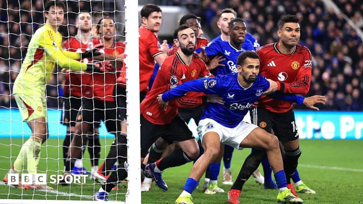 Players from Everton and Manchester United near goal
