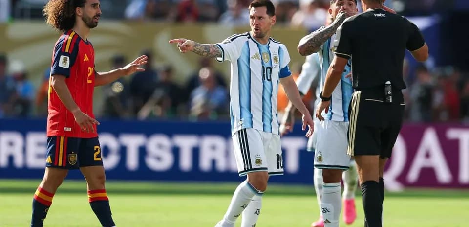 Messi discussing with referee during Argentina vs Spain match