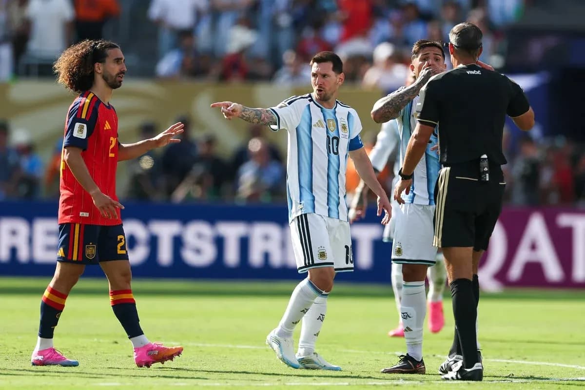 Messi discussing with referee during Argentina vs Spain match