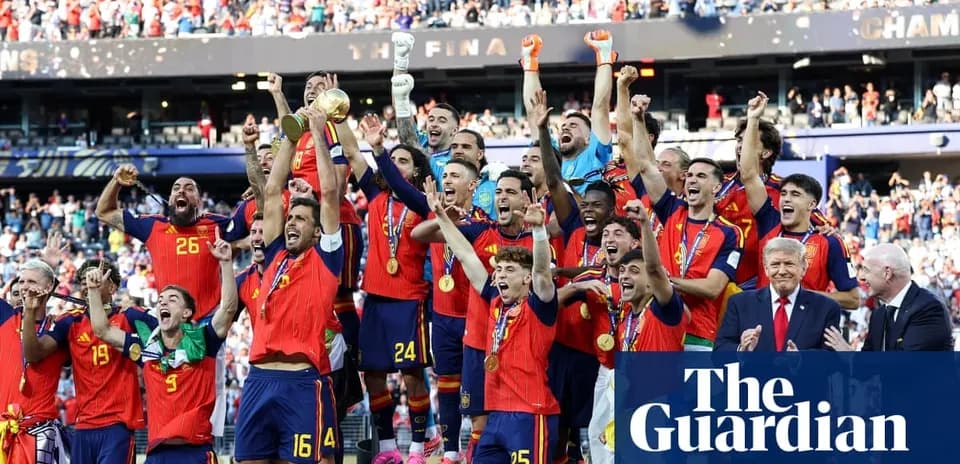 Ispaniya futbol jamoasi kubok bilan g'alaba qozonmoqda