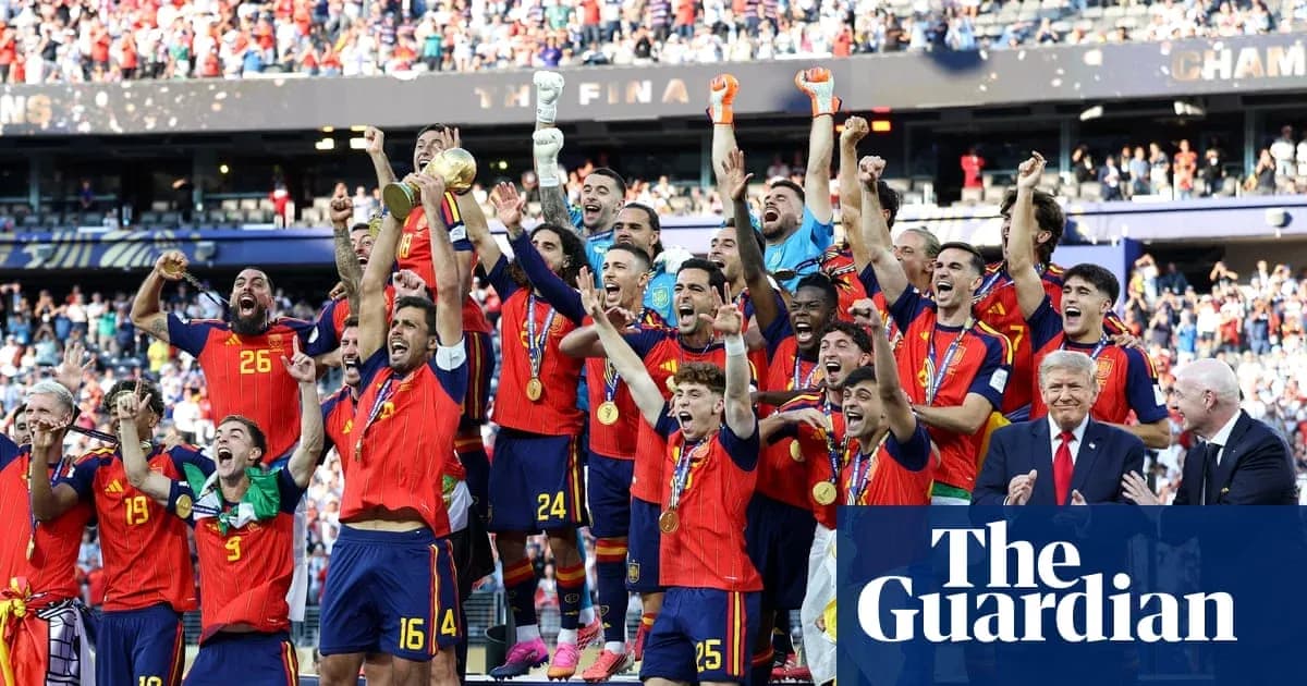 Ispaniya futbol jamoasi kubok bilan g'alaba qozonmoqda