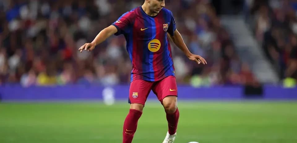 Futbolchi to'pni nazorat qilmoqda, stadionda