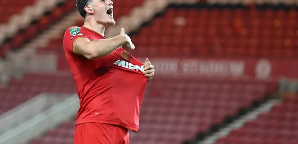 Futbolchi g'alaba nishonlayotgan paytda