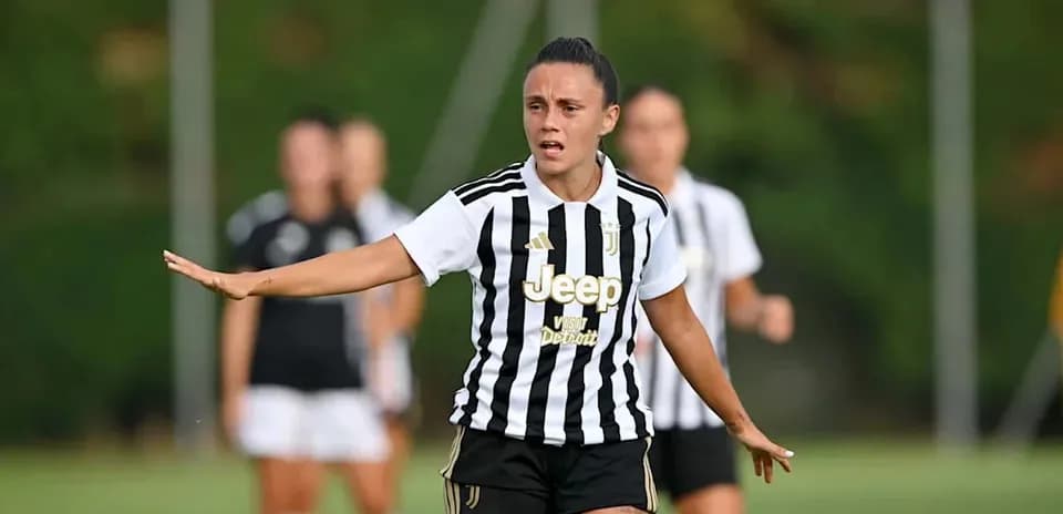 Futbolchi maydonda harakat qilib turibdi