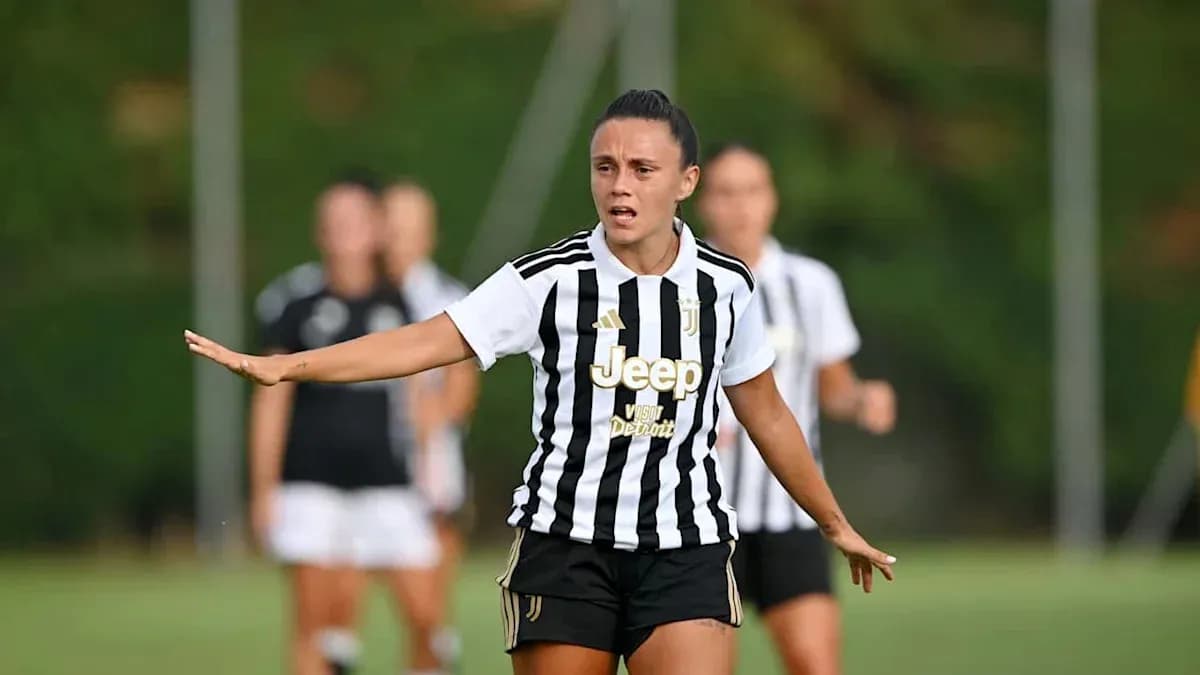 Futbolchi maydonda harakat qilib turibdi