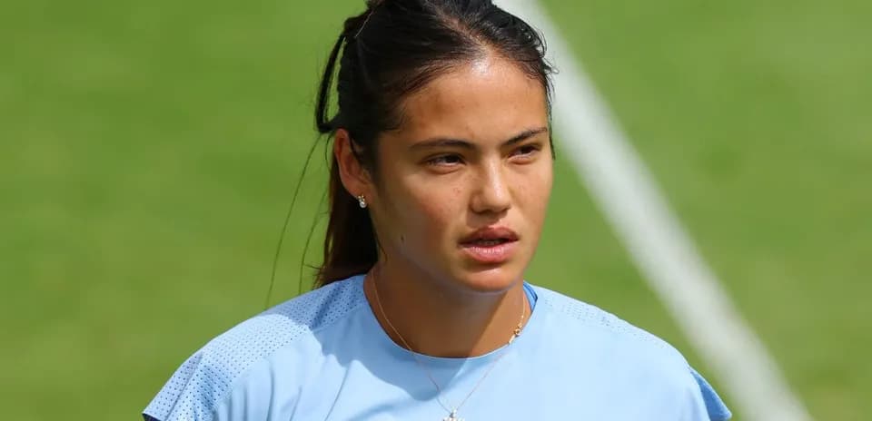 Sportchi mashg'ulotda, ko'k futbolka kiygan