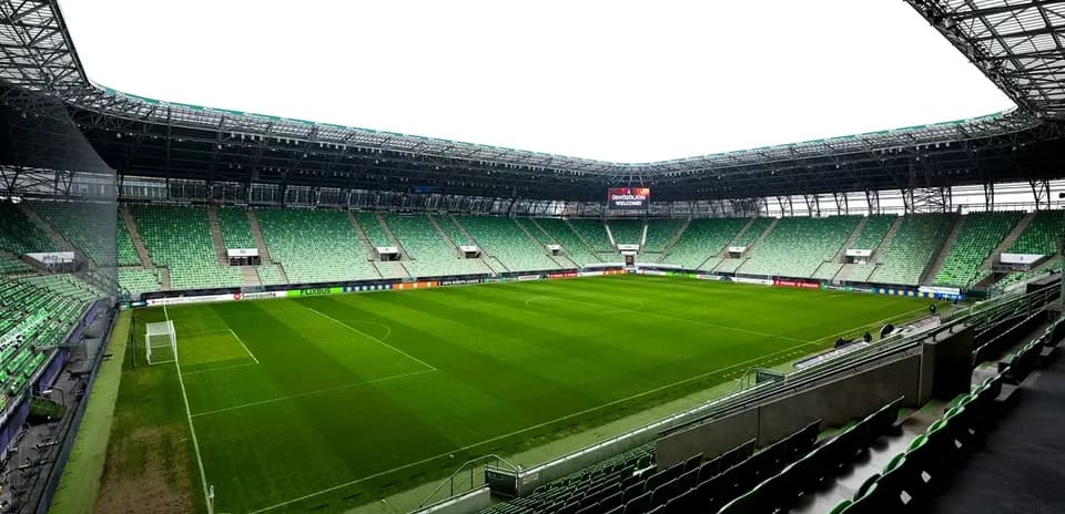 Bo'sh futbol maydoni va bo'sh tribuna
