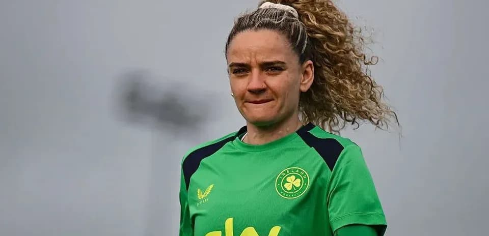 Futbolchi treningda yashil forma kiyib turibdi