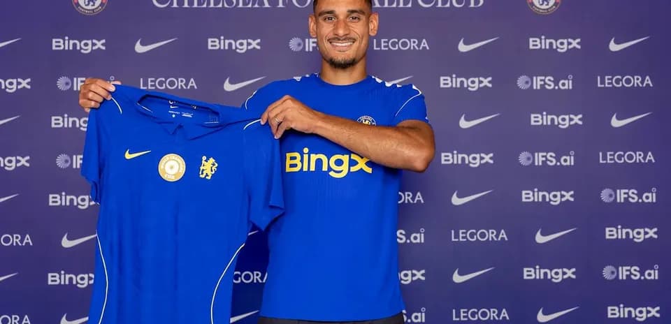 Futbolchi Chelsea formasini tutib turib tabriklanmoqda