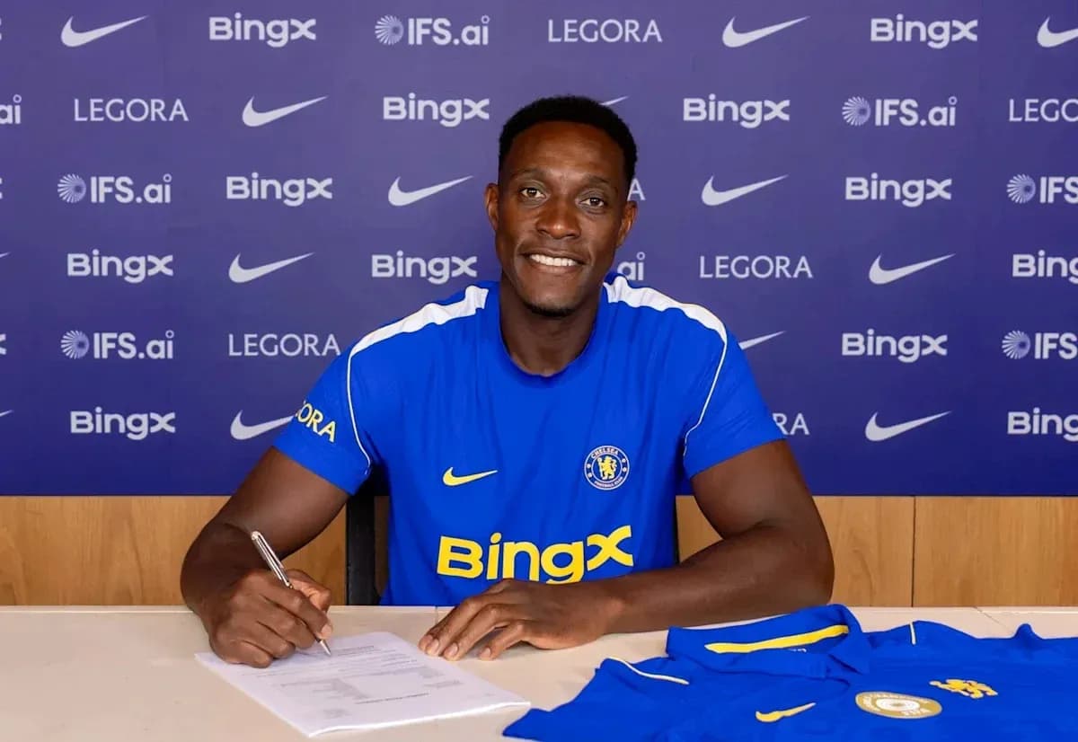 Futbolchi shartnoma imzolamoqda, Chelsea formasi kiygan