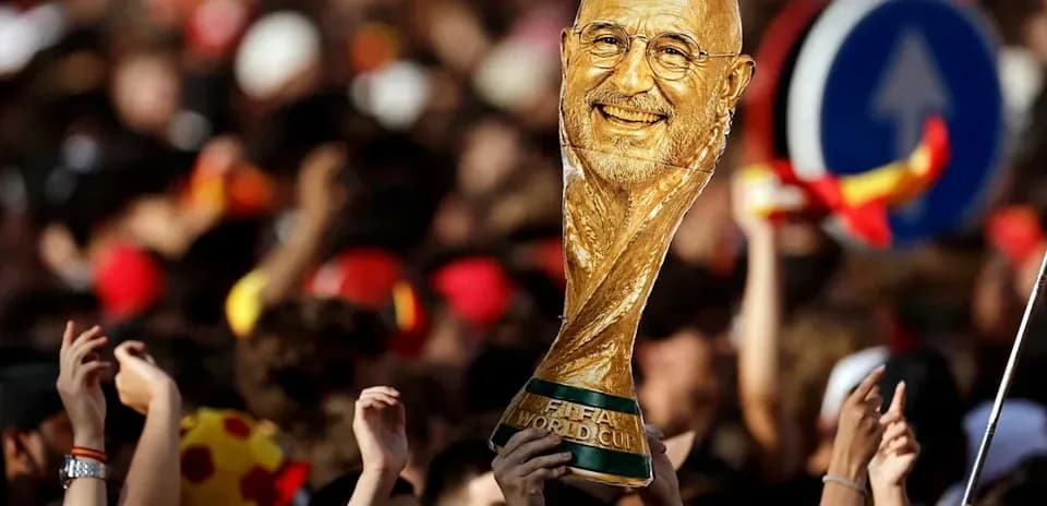 Odamlar jamoasi FIFA Jahon Kubogini ko'tarib turibdi