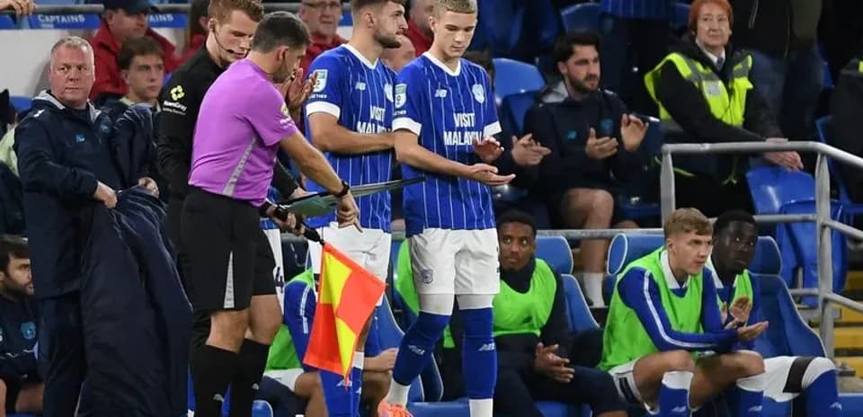 O'yin davomida o'zgarish uchun tayyorlangan futbolchilar