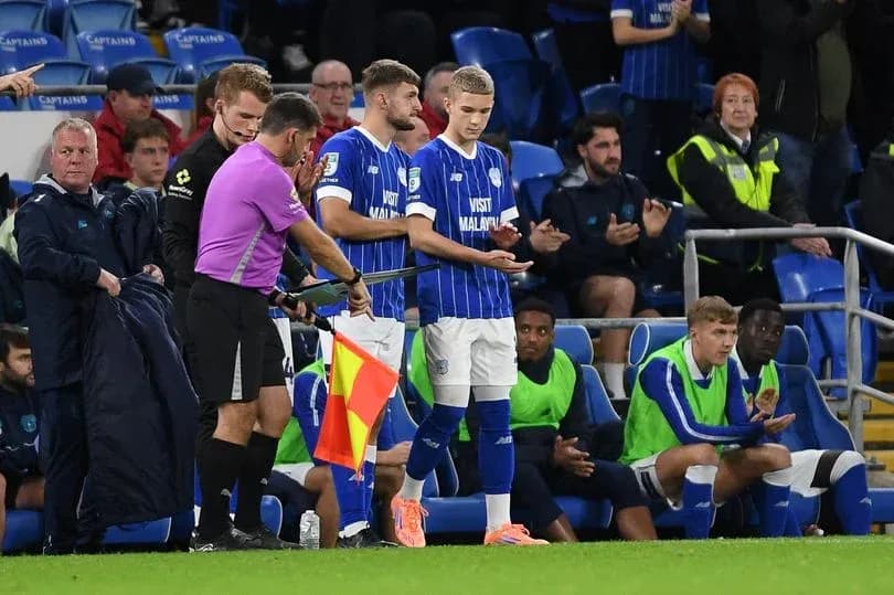O'yin davomida o'zgarish uchun tayyorlangan futbolchilar