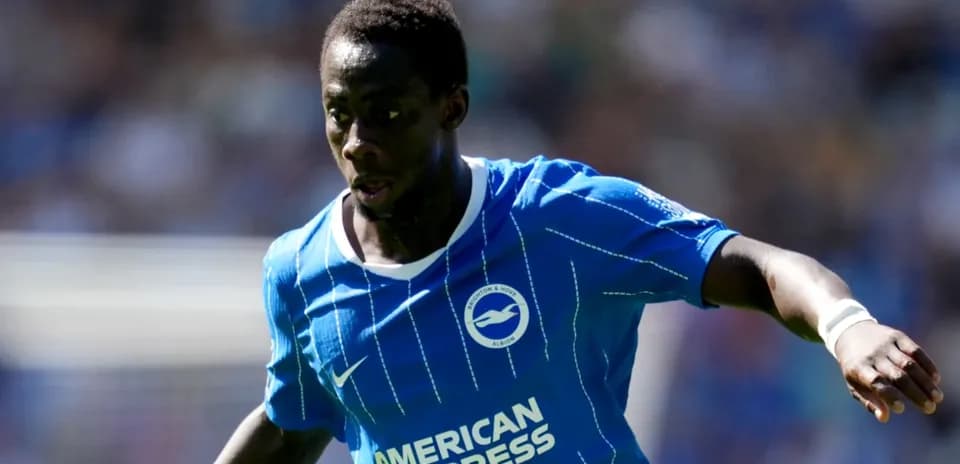 Futbolchi to'pni olib o'tmoqda, Brighton formasi kiygan