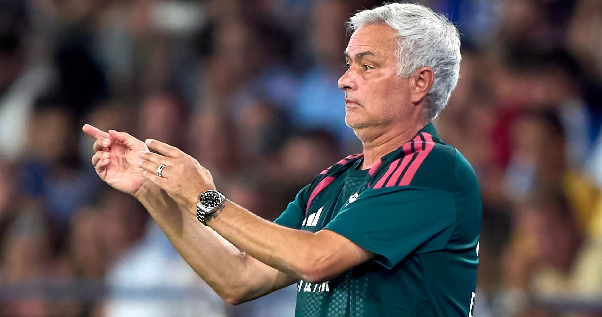 Trener taktikalar berayotgan futbol o'yinida