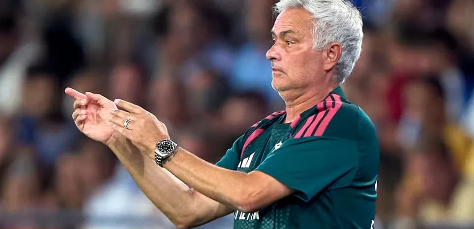 Trener taktikalar berayotgan futbol o'yinida