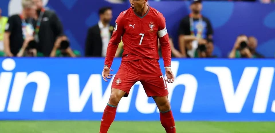 Futbolchi maydonda g'alaba qozonish uchun harakatda