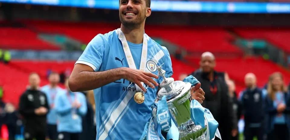 Futbolchi kubok bilan Wembley stadionida turibdi
