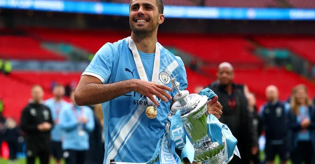 Futbolchi kubok bilan Wembley stadionida turibdi