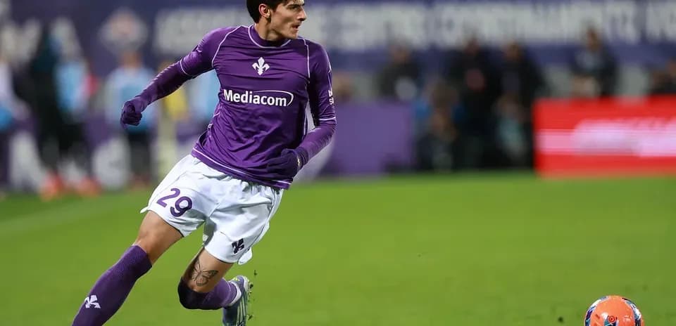 Fiorentina player running towards the ball on field