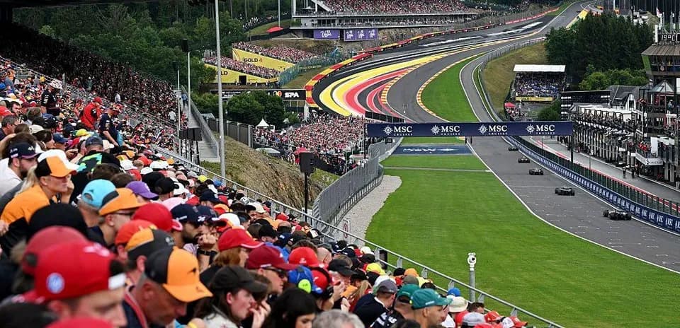 Katta tomoshabinlar bilan Formula 1 poygasi manzarasi