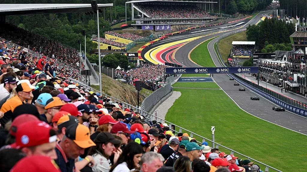 Katta tomoshabinlar bilan Formula 1 poygasi manzarasi
