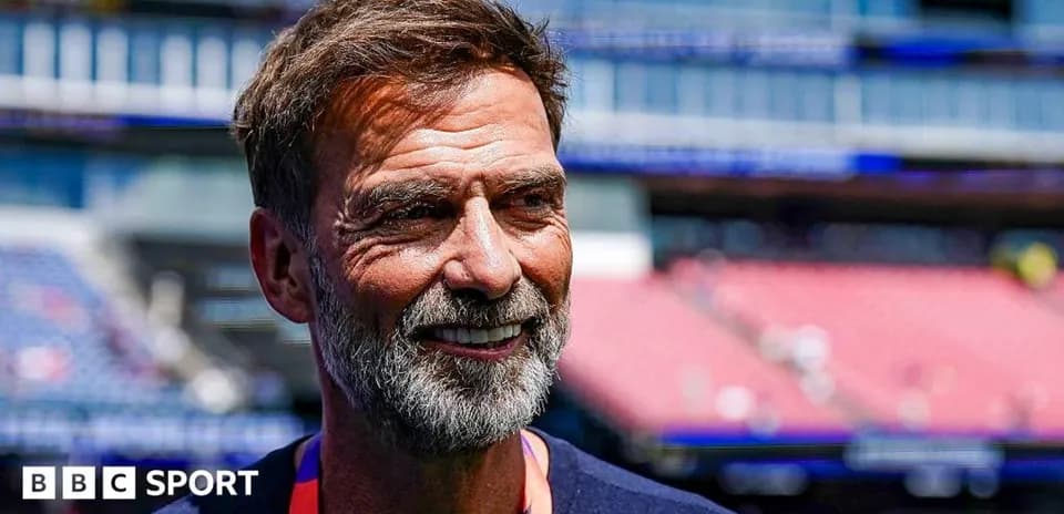Menejer stadion oldida intervyu berayotgan kishi