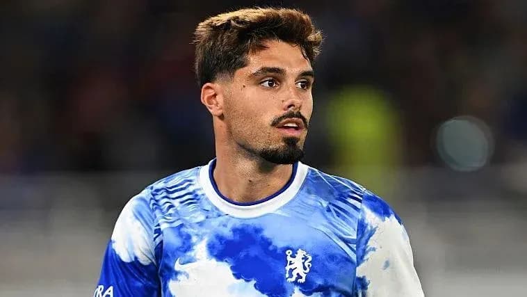 Futbolchi Chelsea formasi bilan maydonda