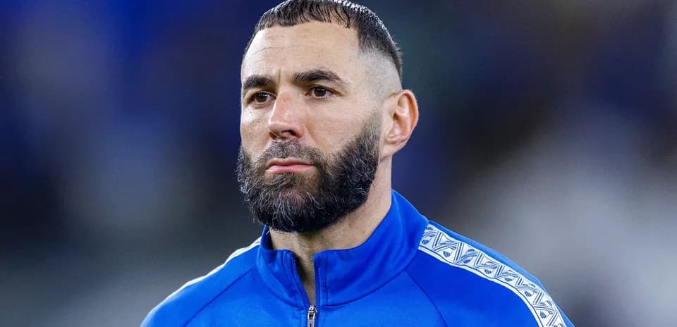 Futbolchi ko'k kiyimda maydonga chiqishga tayyor