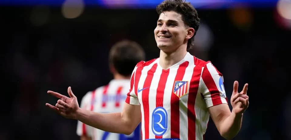 Futbolchi gol urganidan keyin quvonch bilan
