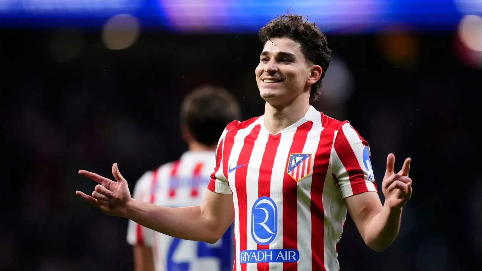 Futbolchi gol urganidan keyin quvonch bilan