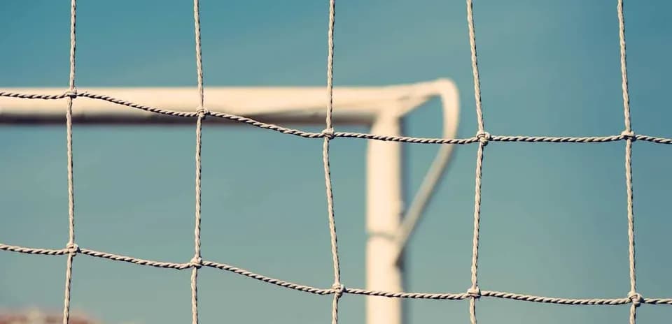 Futbol darvozasi tarmog'i va fon