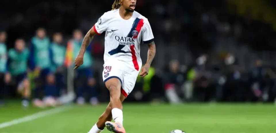 O'yinchi to'pni harakatlantirmoqda, PSG formasi kiygan