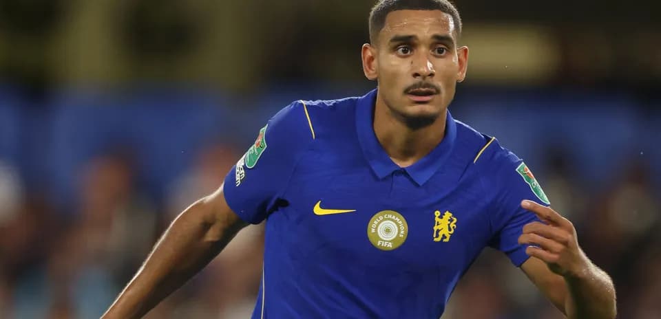 Futbolchi Chelsea formasida maydonda harakatda