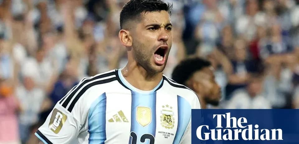 Futbolchi goli urishidan keyin nishonlayapti