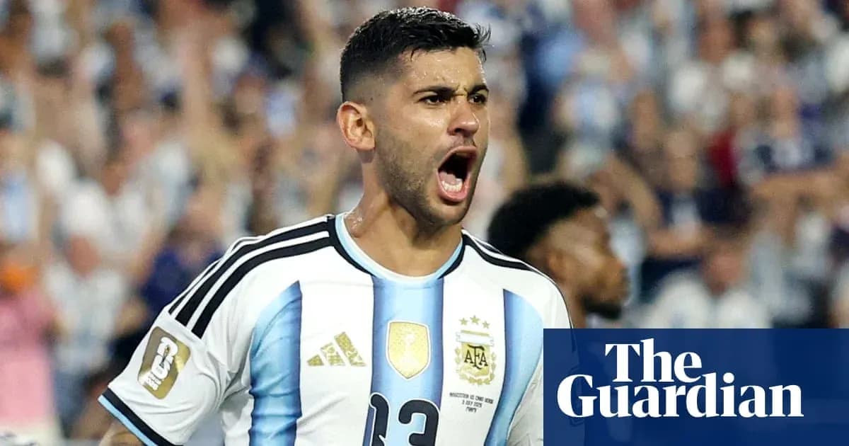 Futbolchi goli urishidan keyin nishonlayapti