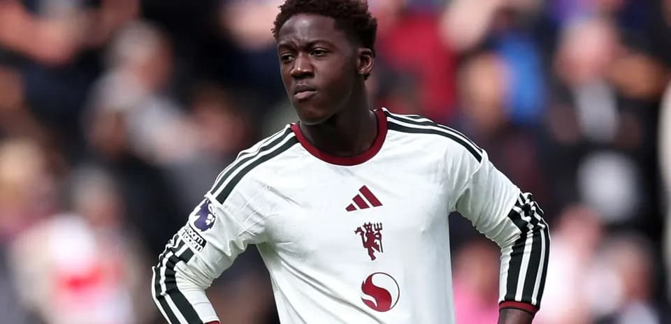Futbolchi maydonda raqobatlashayotgan holatda