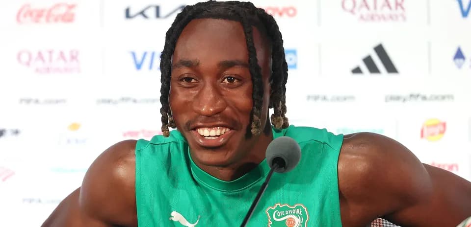 Futbolchi matbuot anjumanida kulayotgan ko'rinishi