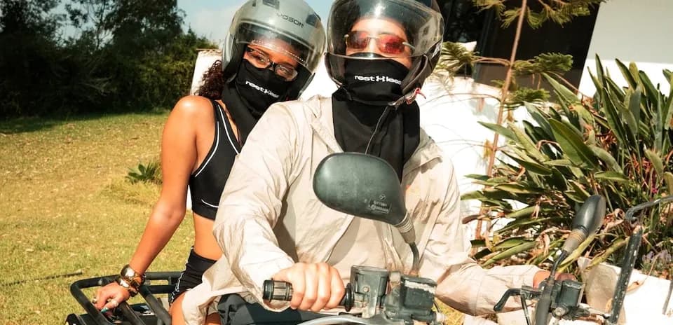 Ikki odam motosikletda, xavfsizlik shlemida