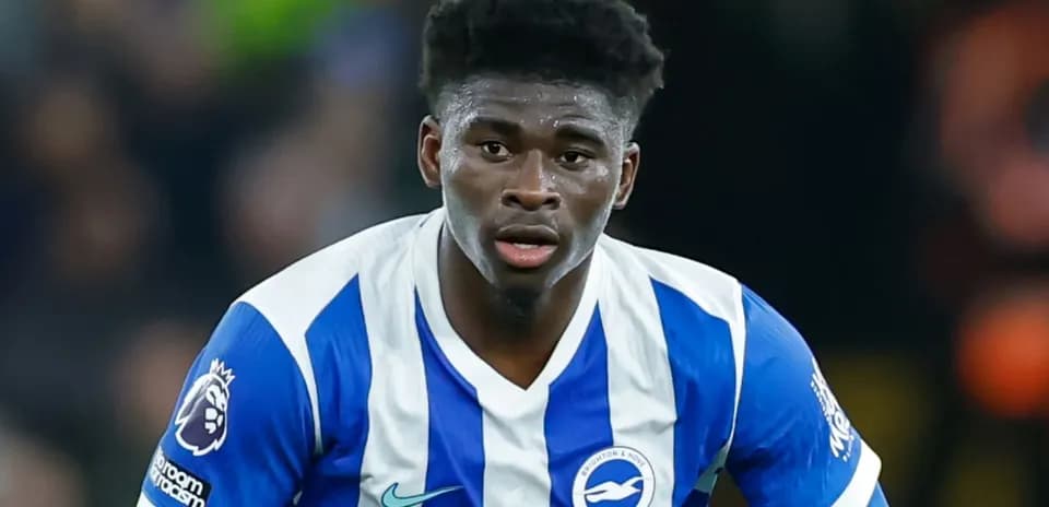 Futbolchi maydonda harakatda, Brighton formasi kiygan