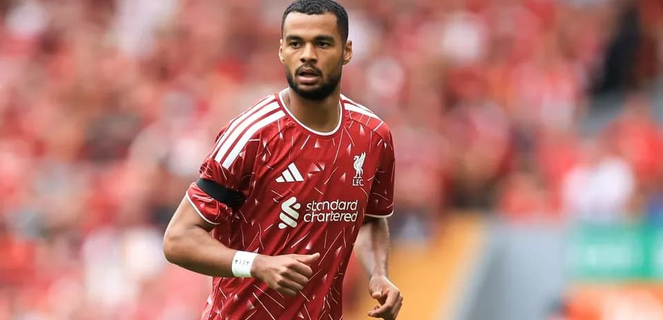 Futbolchi Liverpool formasida maydonni aylanmoqda