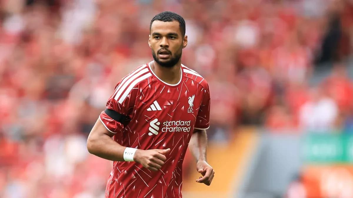 Futbolchi Liverpool formasida maydonni aylanmoqda